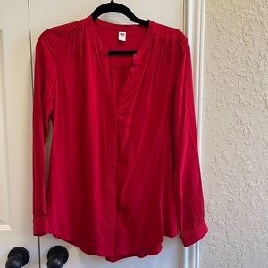 Old Navy Sz M. Red color. Pre-owned good condition. Very light good for summer.